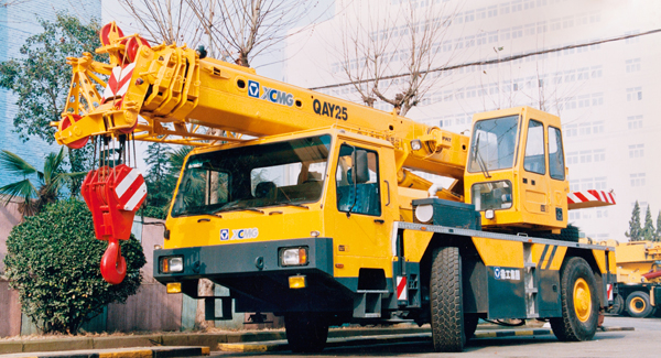 A XCMG desenvolveu o primeiro guindaste todo-o-terreno QAY25 da China com direitos de propriedade intelectual independentes 